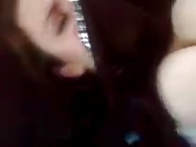 這個男孩都想觸摸他女朋友的胸部,當他們獨自一人在公寓裡時,他成功了。這個醉寒的小雞冷靜地對著她的肩部的烤寬麵條做出反應,賤人把手伸進她男朋友的褲子裡。他們還沒有性交,他第一次看到的大小讓會員高興,驚訝並同時害怕,因為應付這樣的kukan並不容易。娃娃盡一切努力進行口交,但研磨這樣的煙斗就像用油漆刷畫火車車一樣。她甚至用雙手猛地抽出生殖器官,而他的刺是放在女孩嘴裡的一部分。男性用唾液塗抹陰道,將伴侶放在舒適的位置並引入辣根。他小心翼翼地做到了,因為一旦粗心大意,他就把曼荼羅和內臟撕成了女孩。陰唇伸展到最大,他將陰莖推到中間並在子宮內休息。將他推得更遠沒有任何意義,因為他的小狗不能再忍住情緒了。將他的陰部移到裡面,他用強壯的男子氣概的手將它拉出來進行手淫。