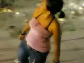 很久以前，金發女郎伊琳娜已經移民到美國，在那裡她成功地發展了自己的事業，她是一個自給自足的女人，但有時她在家裡缺少男性手。當水龍頭開始被允許進入浴室時，一位稱為水管工的稱職的前俄羅斯婦女，在遭受痛苦的單身漢的第一次哭泣之後修復了問題因素。在他出現在電話上時，鈴聲從可愛的家鄉響起，她詳細講述了新的成就，並且好好地吞噬了想要前往她永久居住的親戚。這個傢伙也來自一個強大的國家，其中年輕一代沒有任何前景，除了與文盲移民一起清理街道或在建築工地裝載水泥袋。兩個逃犯互相交換了眼神，交換了一些討人喜歡的話語，然後他們之間閃過一絲愛意，因為大自然似乎希望他們的根源在一片陌生的土地上交織在一起。小伙子立刻放棄了她的屁股，受到了一個飢腸轆轆，貪得無厭的水管工的憐憫，像糖果一樣吮吸他的雞巴，對待他太多，以至於他沒有發明任何其他東西來拉襠。