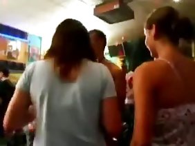 Sutulaya Fat Agnes一直是爸爸的心上人,對於所有年齡段的男人來說都是一個女朋友和可怕的人,他們甚至不想在醉酒的商店裡砸這樣的嫁妝。金發女郎從來沒有吸引力,但是,儘管有這種悲傷的命運,她朋友們邀請的朋友們決定幫助那些可憐的東西。幾乎沒有一個嚴格的父親出現在門檻上,給女兒一個自由空間,就像一群醉酒的學生闖入生日女孩的房子,準備用魔法填滿房子的每個角落。如果色情電影中的明顯場景,由於缺乏酒精以及他們曾經沉迷於其中的其他快樂而開始注意厭倦,那麼他們本可以至少謙虛地跳起來,並沒有在電視的屏幕上閃爍。所有的房間立即開始性侵犯,所有的美女都被更加清醒的男孩們拆開了,那個醜陋的娃娃,當時有二十五個人敲了一下,吸引了幾個滿滿的醉漢。醉漢拖著無形的,豐滿的,很難照顧艾格尼絲到廚房,把她放在癌症上,用兩個弓叮噹作響,用嘴塞住她的嘴,用精子填塞她的陰部。性交後,走廊裡出現了一個叮叮噹當,最後醉酒的金發女郎,精子從她的下巴滲出,種子從陰唇中流出,跳舞的年輕人給她帶來了值得讚揚的掌聲。