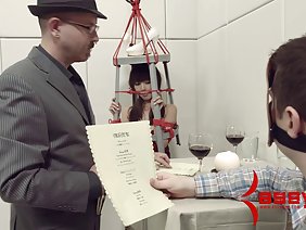 一個強壯的傢伙抓住了一個黑髮克里斯蒂娜,這個婊子本身很漂亮 - 從耳朵上伸出雙腿,甚至鐵路欄杆,屁股伸出來,甚至在上面放一個杯子 - 它不會掉下來,山雀伸出來,乳頭很興奮從一個想法,現在它將是他媽的這個男孩花了很多年的時間來參與這項運動,因此他的雙手握有鐵柄,巨大的二頭肌與克里斯汀的魅力一起玩耍,睾丸激素跳躍,褲子上還有一個粗大的陰莖。戀人們互相吸吮對方的嘴唇,翻找伴侶身體的表面,顯然準備四處亂竄,只是給他們自由,所以彼此的衣服會被撕成碎片,令人厭惡的蒙昧主義。 ,這個婊子清楚地向所選擇的人暗示,她的前方需要一個紅頭活塞的服務,同時她可以在臉頰或屁股後面蹲起來。但是在強烈的情人中,他醒來除了古老的本能延伸那種性變的性本能之外,他似乎被催眠並摔倒在緊身衣上,從四面八方吸吮它們,然後撕裂了克里斯汀的該死的裂縫。
