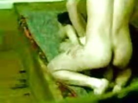 這對夫婦正在考慮一本關於性關注變態的德國雜誌。他們不會理解一個單詞,但這些圖片不僅會讓喜愛與喜悅混合在一起,而且還會讓他們想要嘗試他們在照片中看到的內容。這個傢伙在屁股早些時候沒有操女孩,而且這個女孩沒有肛門性經驗,她在手淫時甚至沒有用手指進入它。嘗試的決定是立即進行的,因為他們都想體驗肛交的樂趣。前奏開始,如標準性別:親吻,愛撫,擁抱,口交,舔陰,熱身首次進入陰道。但是沒有人接受過他們的肛門準備,所以這個傢伙一直在尋找正確的傾斜角度,長時間進入他好色小雞的肛門,並且她已經在前戲中用手指伸展了洞。但是,如果沒有塗抹凡士林,那麼青少年的所有努力都是徒勞的。當肛門變得柔軟時,皮膚本身被潤滑劑潤濕,陰莖可以滑動,這個傢伙慢慢將頭埋在他女朋友的臀部,潛水了一下,然後回來把陰莖推到了盡頭。實驗者還沒有感受到如此愉快的狂喜。