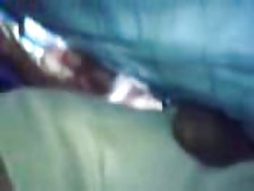 一個長著陰部的謙虛男孩亂搞一個怪異的金發女郎,坐在他的傢伙上面,並做出最瘋狂的跳躍。