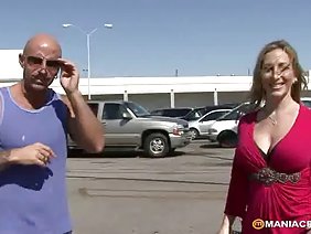 我們為您呈現一個非常漂亮的高清品質的性愛視頻,一個性感的女人,一個大乳房和一個小男孩在一個舒適的小房間寬闊的床上交配。