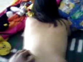 印度女孩和她的男朋友在涼亭定居,現在很高興地給了他他溫柔的陰部被撕裂。淫蕩的男子氣概將他的雞巴推入她的身體,每一個動作都試圖盡可能地進入內部。當然,這種刻苦的性愛除了愉悅之外還給人一種非常強烈的痛苦。因此,她大聲呻吟,同時製作一張非常悲傷的臉。陰道性交後,這傢伙讓女孩吮吸他。美女乖乖地吮吸,同時直視著她的眼睛。當口交停止時,這個傢伙讓她處於癌症狀態並繼續在前面操她。