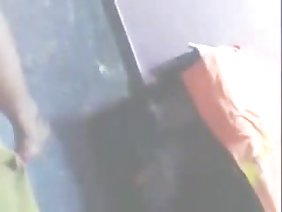 一個失落的外國人尋求路人的幫助，他想要到達中心，但不知道公交路線。在公共汽車站有一個藍眼睛，紅頭髮的可愛，她帶著燦爛的笑容，讓客人喝醉，讓他拒絕旅行，只是為了接近迷人的可愛。這對夫婦慢慢穿過城市地區，擠滿了酗酒者和無家可歸者，然後退休到種植做愛。