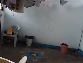 尼龍愛好者已準備好變態:小牛臉上畫了一樣,彷彿是一部恐怖電影,而這個傢伙長期用一隻裹著女性緊身衣的強力手扯著傀儡。這些怪物通過薄薄的合成材料互相愛撫,然後那個男人為哥特女孩撕裂了昂貴的緊身衣,並且亂搞了她。女士在她的嘴裡射精,用精子沖洗瓶子,然後在自己的衣服上放一條細流。
