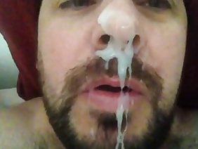 一位年輕的電視記者正在對該國的按摩院進行自己的調查,提供所謂的極端按摩。臥底工作總是危險的,需要走到盡頭,所以美女報名參加了會議並支付了全方位的服務。房間聞到了按摩油,女孩躺在桌子上,放鬆了她收到的快樂。那傢伙在所有地方按摩她的身體,包括親密的人。胯部,胸部,屁股受到侵犯,但女孩已經忘記了她的報導,但只是想要操這個年輕人。一旦她張開嘴,那個男人就把她的成員放在那裡,讓她感覺自己是一名面試官。麥克風是如此之大,以至於嬰兒的話語無法被拔出,只能說出呻吟聲和嘆息聲。這名記者如此嚴厲地被扯掉,以至於她不敢透露大屏幕上發生的事情。