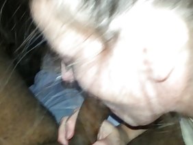 秘書在一個有彈性的大屁股上撕下黑色網狀連褲襪,躺在桌面上,壓碎了他周圍令人印象深刻的緩衝區,她的老闆用厚厚的陰莖從後面晃來晃去。小母牛回頭看著他,帶著慵懶的呻吟,鋸子甚至更加強壯,這個傢伙開始插入賤人,特別是堅韌,將陰莖長時間固定在外陰中。