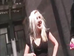 一個瘋狂的傢伙與不斷站立的傢伙在她狹窄的縫隙中操一個迷人的金發女郎而不脫下褲子。