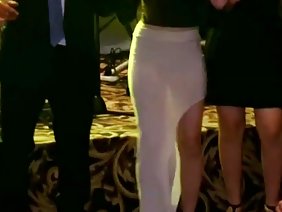 這位黑人夜總會老闆在放蕩,腐敗的脫衣舞孃身上留下了堅實的資本,對於為什麼這位胖女士來到演員陣容時有點困惑。也許她不太了解她未來工作的本質,如此豐滿,她很難在桿子上至少進行一次屈膝,但是pampushka立即開始退火,這使得雇主變成了積極的方式,當然,他媽的跟隨舞蹈。胖胖的女人穿著緊身的皮裙輕輕地擺動臀部,巧妙地踩著腳跟,搖晃著她的屁股,彷彿她的眼鏡上有一個打孔器。黑色他媽的用來撕扯多汁的黑人女性,這種雪球有些東西:它就像屁股一樣熱,悶熱的屁股和懸掛的牛奶罐而不是乳房,只有她的膚色蒼白。雇主有點異國情調,他吞下口水,想要與紋身的妓女建立親密的親密關係,但她並不否認他的快樂,允許她折疊所有皺紋並潛入每個角落。胖女人證明黑鬼一個簡單的道理 - 在房間的私人撤退也不會是相同的對手吞下和如此之深,濕縫隙。