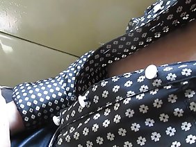 年輕人決定製作自製的色情視頻。他邀請一個女孩到他家，並開始與她一起實施他的計劃。首先，他將相機放在三腳架上並打開拍攝。然後他坐在女孩旁邊，開始撫摸她華麗的大腿，同時親吻她的嘴唇。在那之後，那個男人脫掉了他的美麗到了目標，並開始操她的甜蜜的小嘴巴。當性器官採取最直立的姿勢，男孩坐在自己的頂部，堅持不懈開始操她的陰部。在一個簡短的說話者之後，這個傢伙改變了位置並繼續在傳教士的位置上煎炸他的美貌。