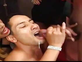 學生西爾維亞愛上了一位歷史老師,沉沒了她的大腦開車,開始跟隨老師,留下愛情信息,甚至沉沒在黑板上書面侮辱。在一次艱難的考試前夕,魔鬼偷偷溜進歷史學家的辦公室,在櫃子裡搜尋帶有答案的試題,當她找到答案時,為了進行出色的評估而不是複制重要信息,她就是在進行不道德的惡作劇。從盒子裡拿出他最喜歡的帕克筆,這張筆是由於他在教育學生方面取得的成就而呈現給這位英俊男子的,而且他在課堂上一直很糟糕。因此,尖端發生在老師的嘴裡,女孩撫摸著陰蒂,然後拿出一張帶有問題答案的表格,將它折成兩半並將它爬過裸露的襠部,並將她的濕內褲留在桌子上的特殊心絲蟲中。作弊西爾維亞並不害怕老師辦公室裡的所有外表;她只是把一片葉子伸到她的鼻子裡,浸泡在陰道的社交中,給那些胡思亂想的好脾氣,並呼吸著一位年長女人的氣味。威爾金森先生將安排這樣一個對手小娃娃的拖網,她將從她頭上的高潮中敲響鐘聲,雞皮疙瘩會越過她的乳房,曲線美的蛻膜將從她的臉上流下來。