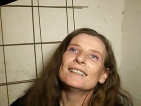 兩個小女孩,Irena和Ariel,住在森林最偏遠地區的廢棄房屋裡,火車不再往前走,鐵路軌道被鐵鏽覆蓋,大自然恢復了原始狀態。女孩們與森林及其居民和諧相處,忘記了人們的存在,他們享受著腿部金屬的寒意,清新空氣的甜美氣息,以及充滿激情的女同性戀懷抱。令人難以形容的美麗的美麗彼此不同:金發碧眼的Irena從出生時曬黑的青銅色皮膚,寬闊的笑容,豐滿的嘴唇和藍色,如水汪汪的眼睛,但漂亮的Ariel用火紅的頭髮燒傷她的眼睛的皮膚,黑色的眼睛刺眼,令人感到尷尬的感覺觀眾,幻想著薄薄,緊緊壓縮的嘴唇。但是,對於戀愛中的戀人來說,這是值得的,因為精彩的臀部凝視著不自然的深肛門路徑,直腿,脆弱,女性化的肩膀,薄薄的腰部向眼睛敞開。女同性戀隱士Ariel和Irena將嘗試在睡眠者之間舉起石頭,然後陰道高興的深淵,即大腿隱藏的深淵,將會打開。