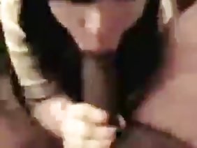 在即將到來的約會之前,令人驚嘆的小娃娃伊娃在沙發上的客廳裡與一位富有的情人憔悴。除了珍珠珠之外,這隻小鳥還沒有戴上任何東西,她完全是裸體的,並不急於選擇服裝,因為她想仔細看看她的滑冰者身體。正確的胸部形狀,優雅的腰部,修長的腿部與大腿之間形狀良好的大腿 - 自然試圖讓金發女郎充實。這個女孩想要在男朋友面前看起來很完美,所以他試圖從她身上得到最好的性生活,然後決定打電話給自己,與Eve結婚。